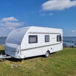 Wohnwagen am wasser