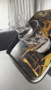 Silwy Becher auf Tablett in Schräglage