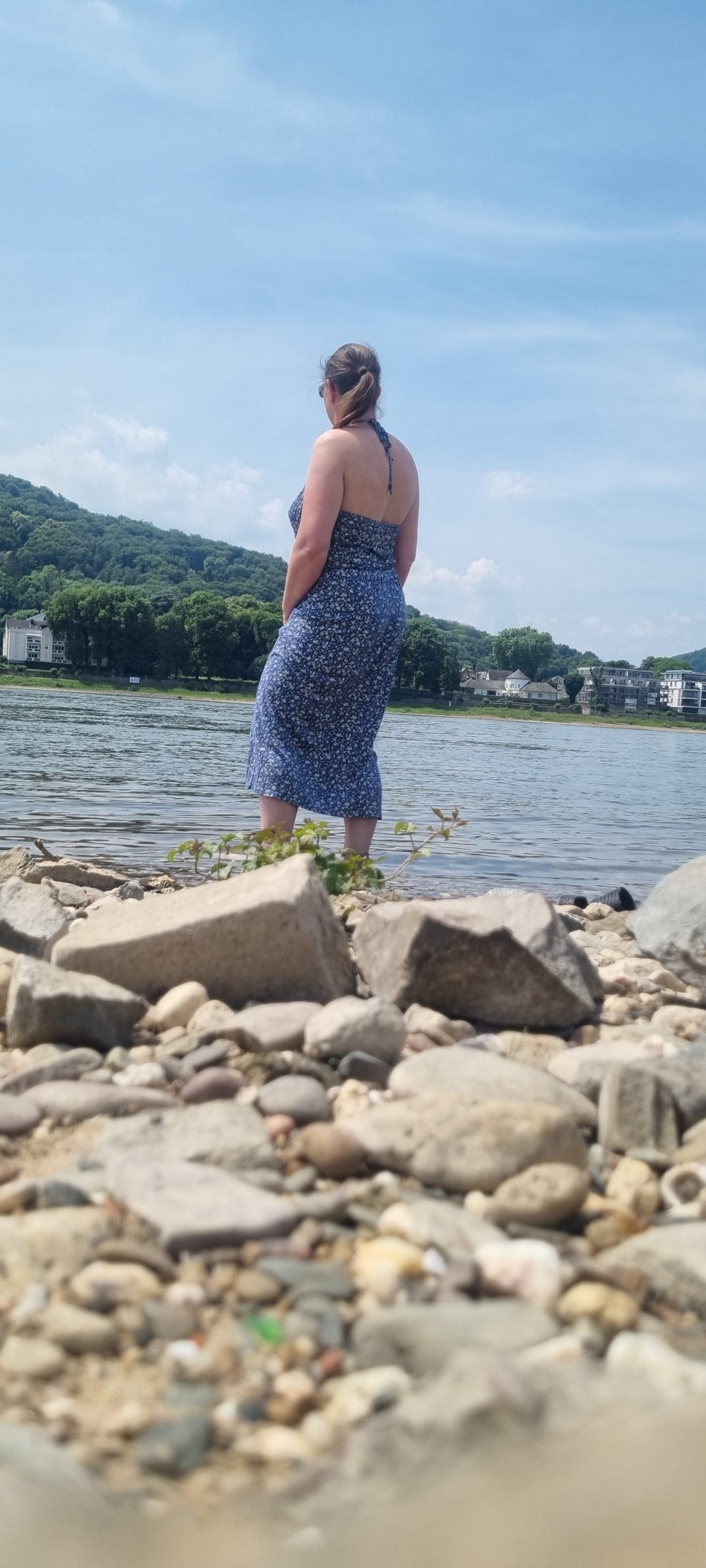Frau blickt auf das Wasser