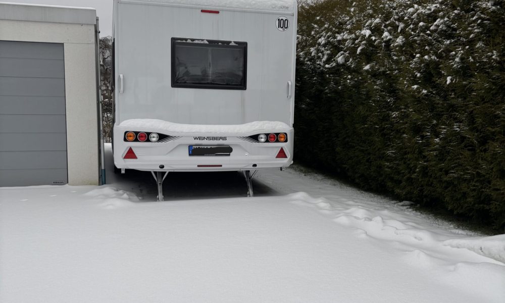 Wohnwagen im Schnee